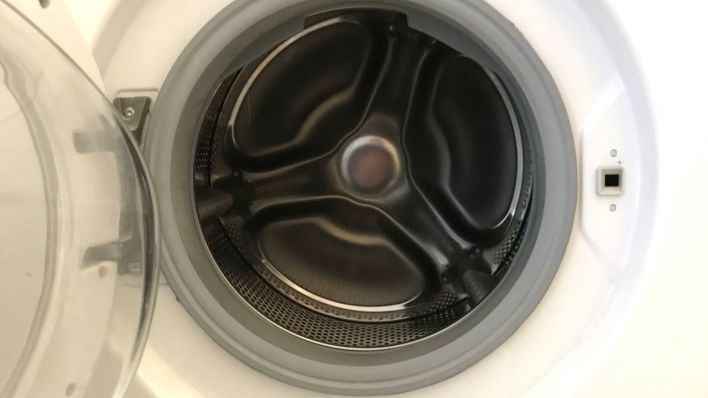 Blick in die Trommel einer Waschmaschine