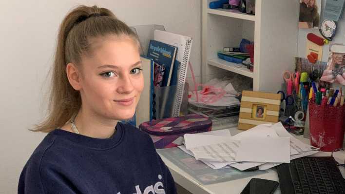 Zehntklässlerin Aida Spielman sitzt an ihrem Schreibtisch
