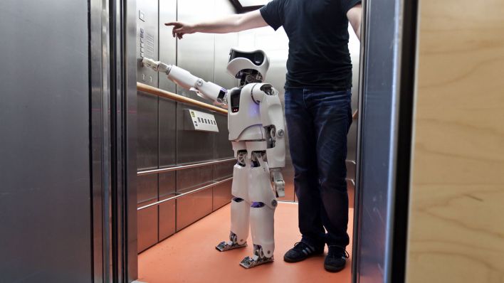 Roboter Myon im Fahrstuhl (Bild: Forschungslabor Neurorobotik, Berlin)