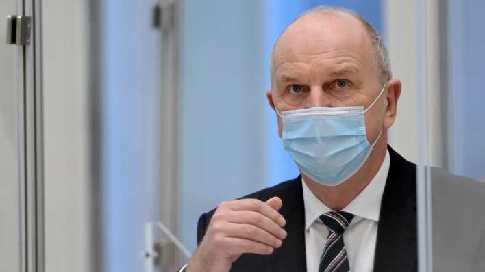 Dietmar Woidke (SPD), Ministerpräsident von Brandenburg, sitzt an seinem Platz und trägt eine medizinische Mund-Nase-Maske