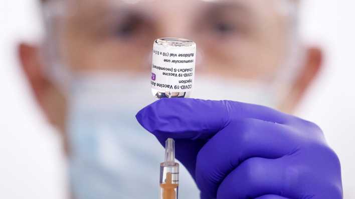Ein Arzt füllt eine Spritze mit dem Astrazeneca-Impfstoff
