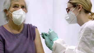 Eine Frau erhält eine Impfung von einer Ärztin im neu eröffneten Corona-Impfzentrum im Berliner Velodrom Stadion