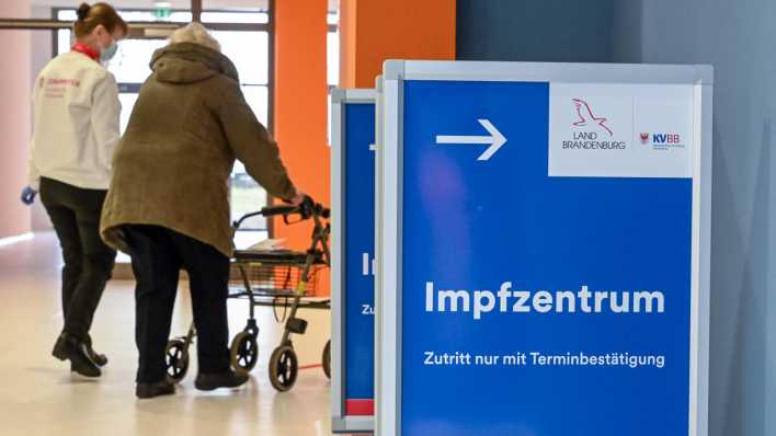 Eine ältere Frau mit Rollator geht in das Impfzentrum Eberswalde.