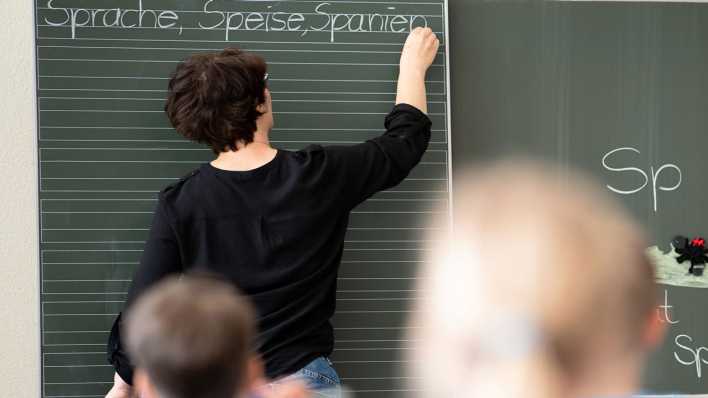 Archiv: Lehrerin in einer Grundschule an der Tafel (Bild: dpa/ Sebastian Gollnow)