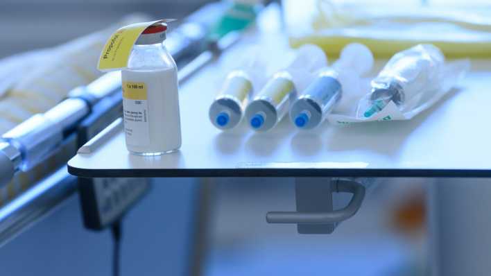 Medikamente zur Behandlung von Covid-19 liegen in Corona-Intensivstation des Universitätsklinikums Dresden auf einem Tisch an einem Krankenbett.