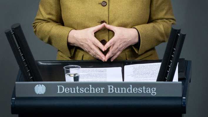 Bundeskanzlerin Angela Merkels typische Handhaltung während ihrer Regierungserklärung im Deutschen Bundestag zu den Ergebnissen der Bund-Länder-Runde (Bild: dpa / Bernd von Jutrczenka)