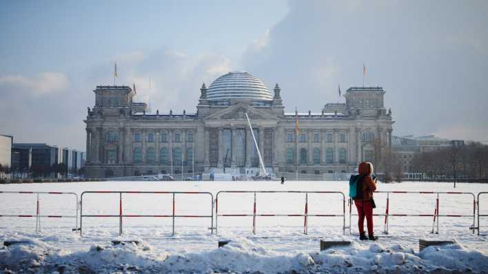 Schnee liegt vor dem Reichstag.