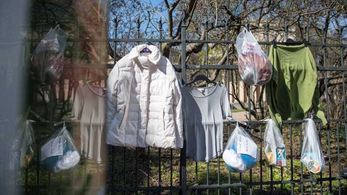 Bekleidung und Lebensmittel am Spendenzaun der Evangelischen Kirchengemeinde am Weinberg in Berlin-Mitte (Bild: IMAGO / epd)