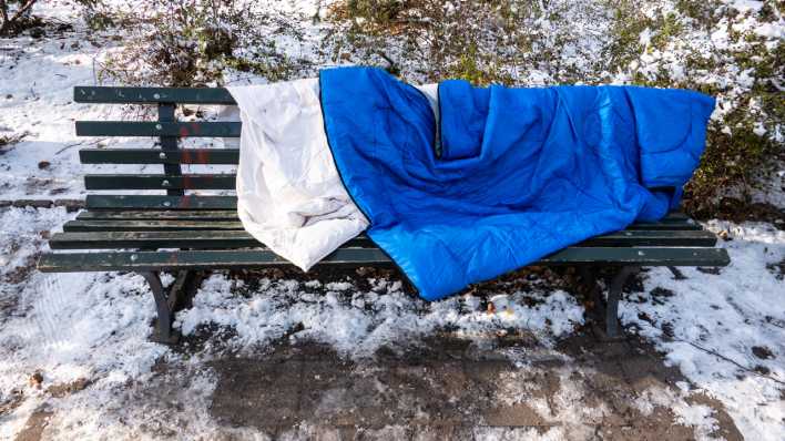 Schlafsack auf einer Bank im Tiergarten