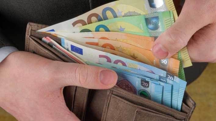 Symbolbild: Finanzierung Geld in Brieftasche (Bild: imago images/ Bildagentur online/ Schoening)