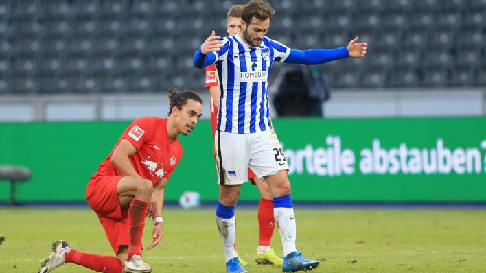 Lucas Tousart (Hertha) schaut ratlos im Spiel gegen Leipzig