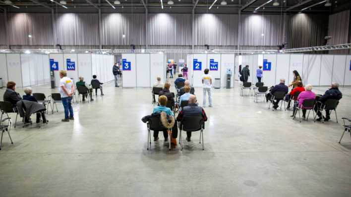 Mesnchen im Impfzentrum in den Messehallen von Frankfurt Oder (Bild: IMAGO / JeanMW)