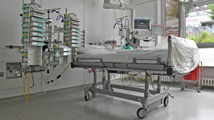 Blick in ein Stationszimmer mit Beatmungsgerät für schwersterkrankte Covid-19 Patienten (Bild: IMAGO / Ralph Lueger)