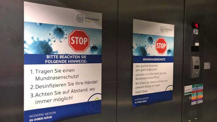 Schild zur Corona-Eindämmung im Aufzug eines Krankenhauses