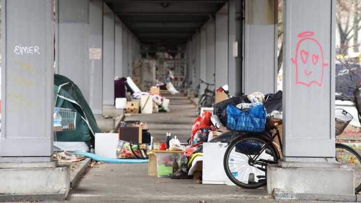 Unter der Hochbahn in Berlin suchen Obdachlose über den Winter hinweg Schutz (Bild: IMAGO / Sabine Gudath)