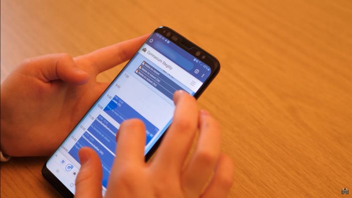 Schülerin vom Gymnasium Steglitz mit Dashboard auf dem Smartphone