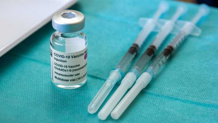 Drei vorbereitete Spritzen mit dem Corona-Impfstoff AstraZeneca liegen zum Verimpfen bereit (Bild: dpa / Jens Büttner)