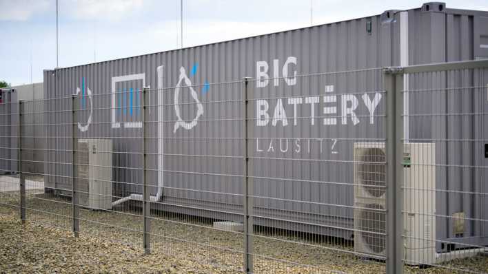 Die BigBattery-Anlage steht bei der Lausitz Energie Kraftwerke AG und Lausitz Energie Bergbau AG (LEAG) am Standort Schwarze Pumpe hinter einem Zaun (Bild: picture alliance/ dpa-Zentralbild)