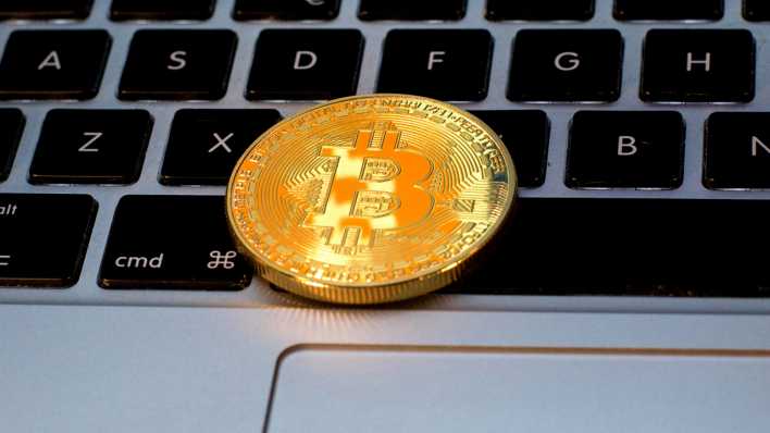 Eie Bitcoin-Münze liegt auf einer Tastatur. (Bild: picture alliance / ZUMAPRESS.com | Thiago Prudencio)