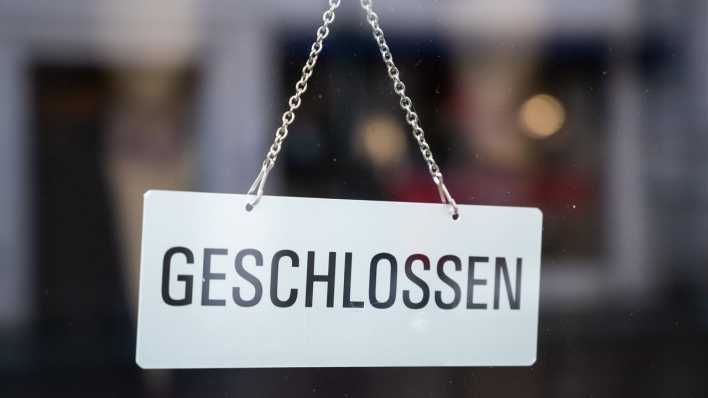 In einem Schaufenster in der Fußgängerzone hängt ein Schild mit der Aufschrift «geschlossen». Deutschland befindet sich zur Eindämmung der Corona-Pandemie in einem Lockdown.