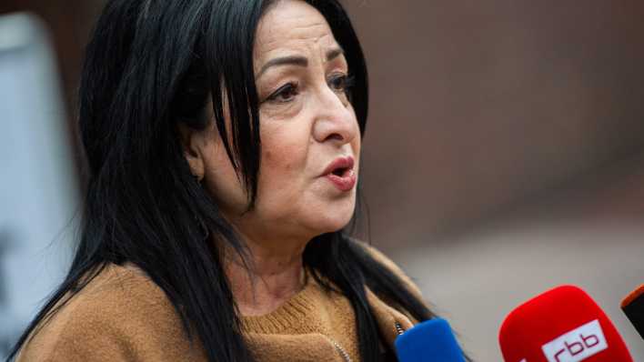 Dilek Kalayci (SPD), Berlins Senatorin für Gesundheit, Pflege und Gleichstellung, spricht vor einem Corona-Testzentrum zu Medienvertretern. Die Berliner können sich ab Montag (08.03.2021) einmal pro Woche unentgeltlich auf das Coronavirus testen lassen.