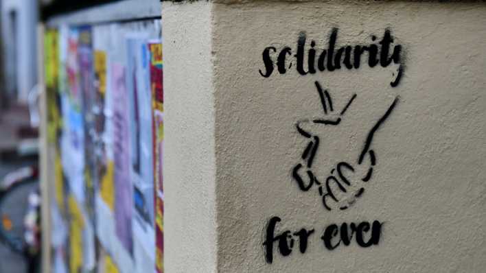 Ein Graffiti mit der Aufschrift "solidarity for ever"