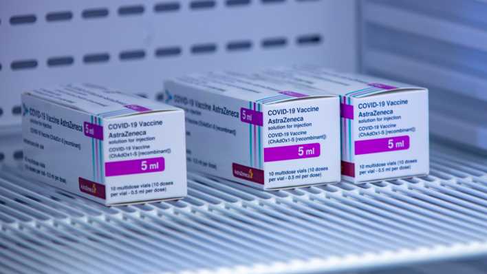 Dosen des Corona-Impfstoffes vom Hersteller AstraZeneca liegen in einem Kühlfach (Bild: IMAGO / Leonhard Simon)