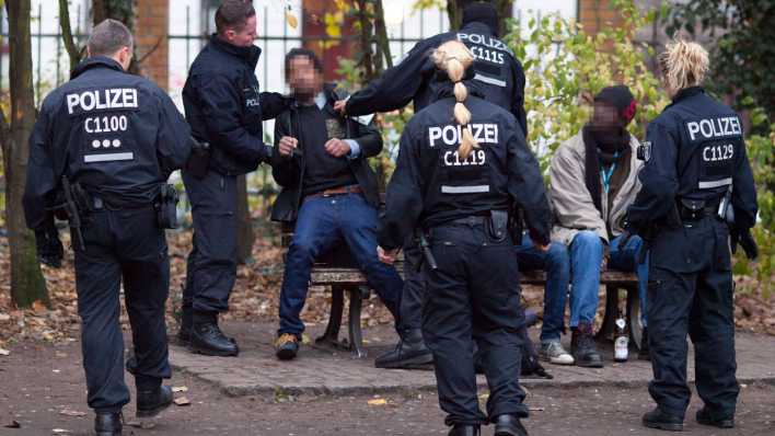 Polizeibeamte kontrollieren mit einer Hundertschaft im und um den Görlitzer Park in Berlin Kreuzberg mutmaßliche Dealer, um den Drogenhandel einzudämmen.