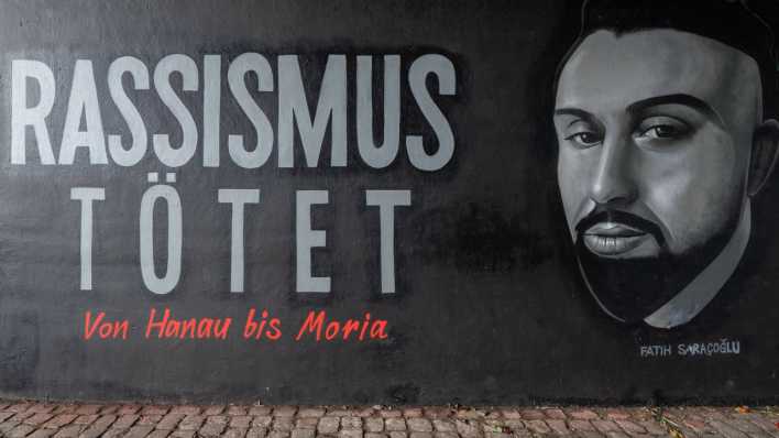 Unter der Friedensbrücke in Frankfurt erinnert ein 27 Meter langes Gedenk- Graffiti an die Opfer des Attentats in Hanau am 19. Februar 2020.
