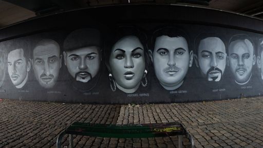 Unter der Friedensbrücke in Frankfurt erinnert ein 27 Meter langes Gedenk- Graffiti an die Opfer des Attentats in Hanau am 19. Februar 2020.