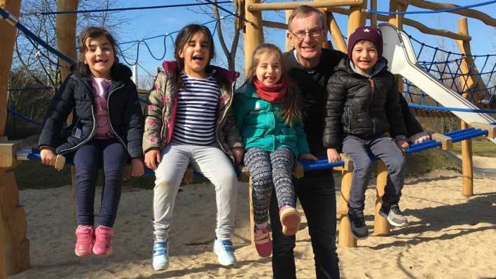 Pfarrer Bernd Siggelkow mit Kindern des Projekts Arche in Berlin-Hellersdorf