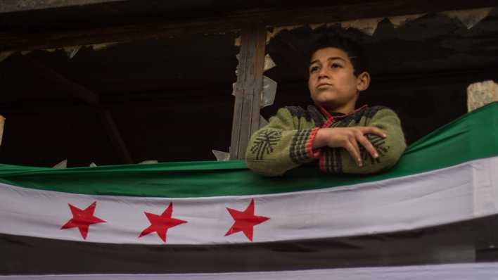 Syrien: Ein Junge nimmt an einer Massendemonstration zum Gedenken an die sogenannte «Belagerung von Daraa» teil. Dieses Ereignis trug dazu bei, dass die Proteste in einen Bürgerkrieg eskalierten (Bild: picture alliance / dpa / ZUMA Wire)