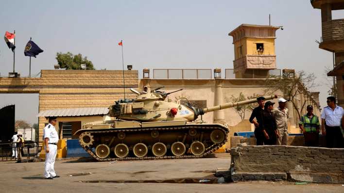 Archivbild: Ein Panzer steht vor dem Tora Gefängnis in Ägyptens Hauptstadt Kairo(Bild: picture alliance/ AP)