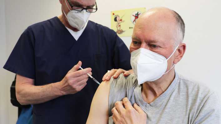 Hausarzt beim Impfen gegen Covid-19 (Bild: dpa/ Oliver Berg)