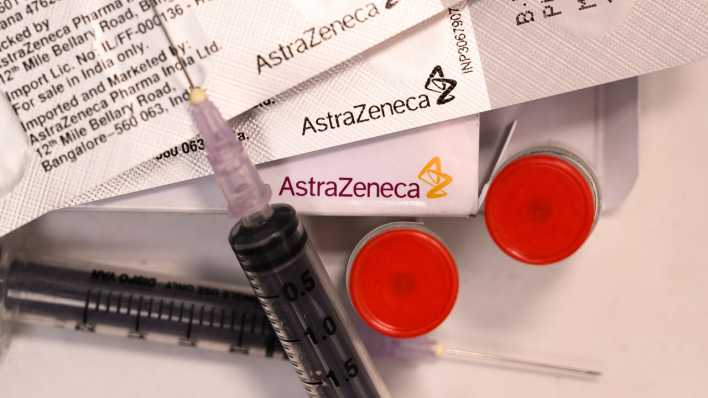 Symbolbild: Impfstoff des Herstellers AstraZeneca (Bild: dpa/ picture alliance/ Soumyabrata Roy/ NurPhoto)