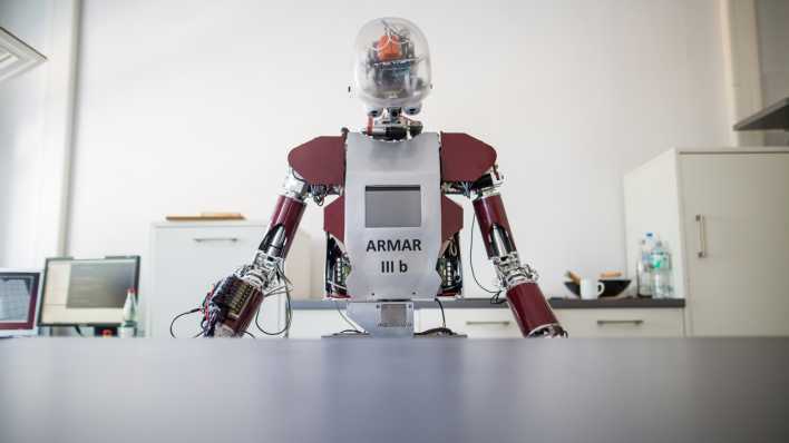 Ein Roboter mit der Bezeichnung "ARMAR IIIb" steht am 09.09.2016 in einem Raum des Karlsruher Instituts für Technologie (KIT)