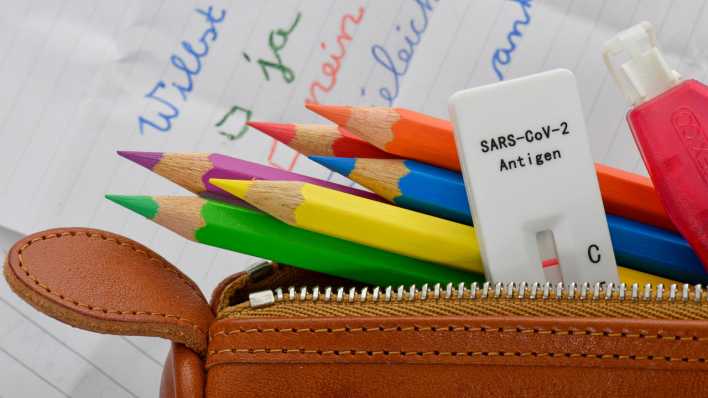 Symbolbild Testpflicht an Schulen, Schnelltestkassette liegt in Federmäppchen