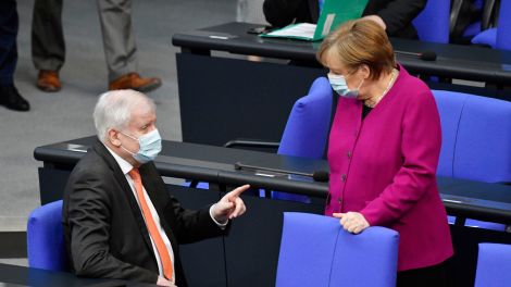 Bundesinnenminister Horst Seehofer im Gespräch mit Angela Merkel im Plenum des Deutschen Bundestages. (Bild: picture alliance / Geisler-Fotopress | Frederic Kern/Geisler-Fotopress)