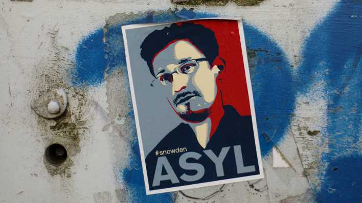 Ein Aufkleber fordert Asyl für den US-amerikanischen Whistleblower Edward Snowden (Bild: IMAGO / Andreas Prost)