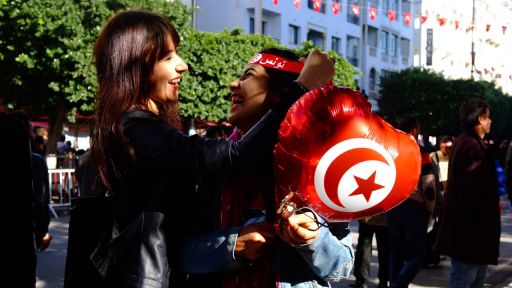 ARCHIV, 14.1.2016: Tunesierinnen feiern den 5. Jahrestag der Revolution in Tunesien 2011 (Bild: imago images/Imagespic Agency)