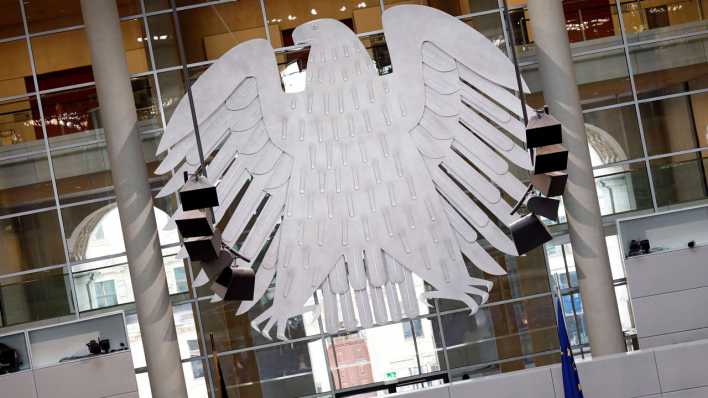 Der Bundestag mit Bundesadler (Bild: imago images/ Christoph Hardt)