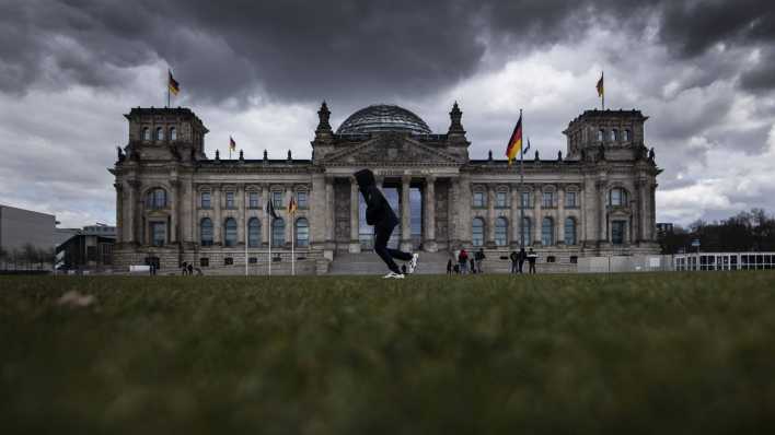 Symbolbild: Deutscher Bundestag unter schweren Regenwolken (Bild: imago images/ Florian Gärtner)