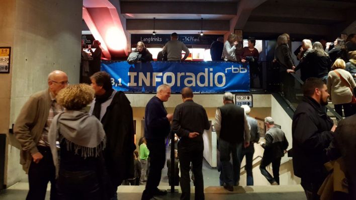 Ein Inforadio-Banner bei einer Veranstaltung