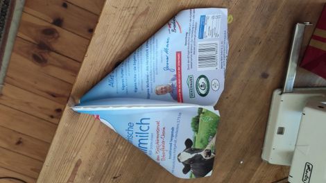 Eine Milchverpackung wird in einen "Papierflieger" für die Enkelkinder verwandelt (Bild: privat)
