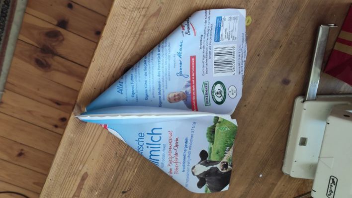 Eine Milchverpackung wird in einen "Papierflieger" für die Enkelkinder verwandelt (Bild: privat)
