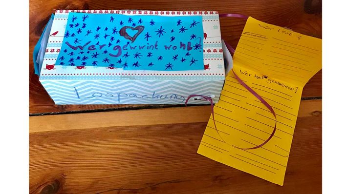 Die 9-jährige Liria hat eine alte Taschentücher-Box, die in eine Los-Box verwandelt. An den Seiten befinden sich die Lose und ein Radiergummi. Auf der hinteren Seite ein Stift und oben die abschließbare Lostrommel mit Schlitz. (Bild: privat)