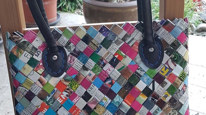 Eine Tasche aus rund 600 Papierstreifen aus Zeitschriften (Bild: privat)