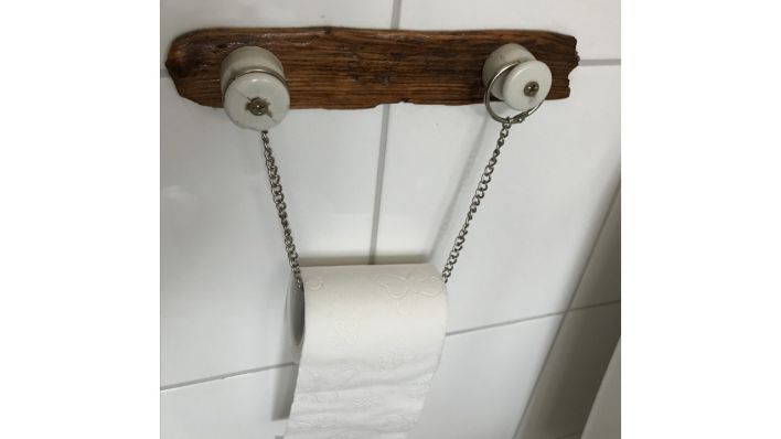 Ein Toilettenpapierhalter aus Weidezaun-Isolatoren und Strandgut (Bild: privat)