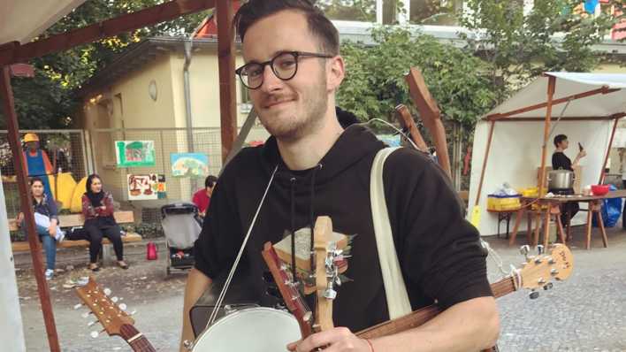 Dominik Sedlmayr baut Musikinstrumente aus Müll Dominik Sedlmayr baut Musikinstrumente aus Müll