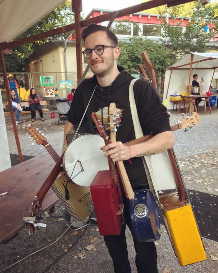 Dominik Sedlmayr baut Musikinstrumente aus Müll